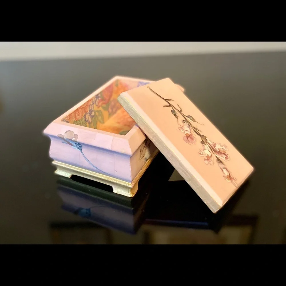 Hand painted vintage keepsake box, floral decor. - Picture 2 of 9